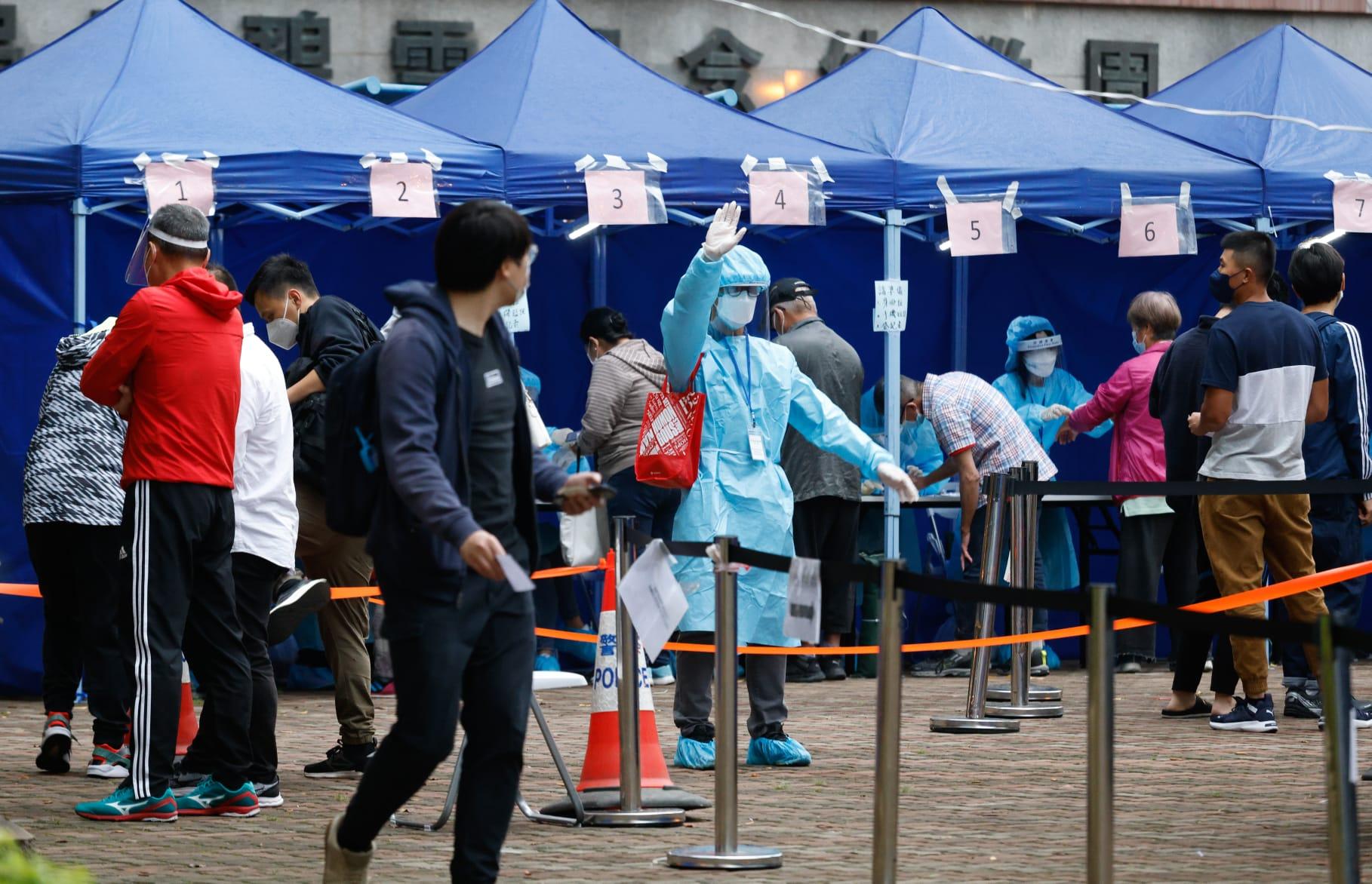 大埔廣福邨廣義樓今日被圍封,居民落樓接受採樣。(蘇文傑攝)