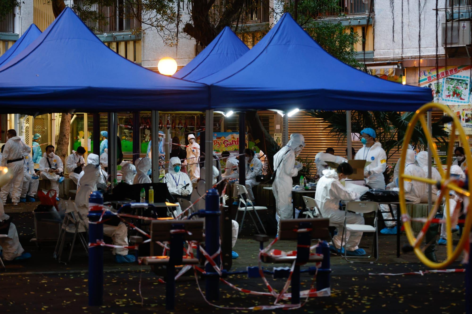 大埔廣福邨廣義樓今日被圍封,居民落樓接受採樣。(蘇文傑攝)