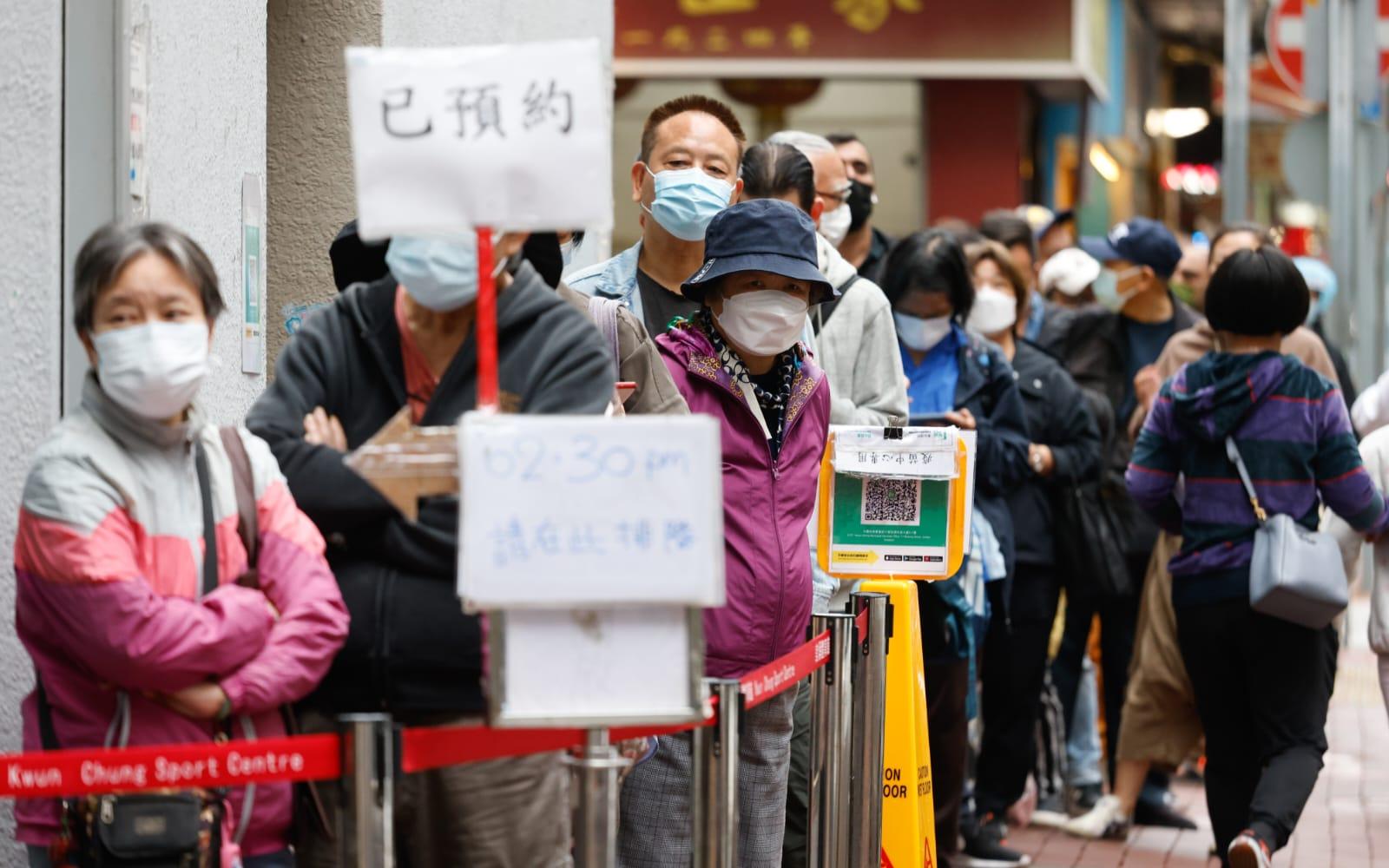 市民到社區疫苗接種中心打針。(蘇文傑攝)