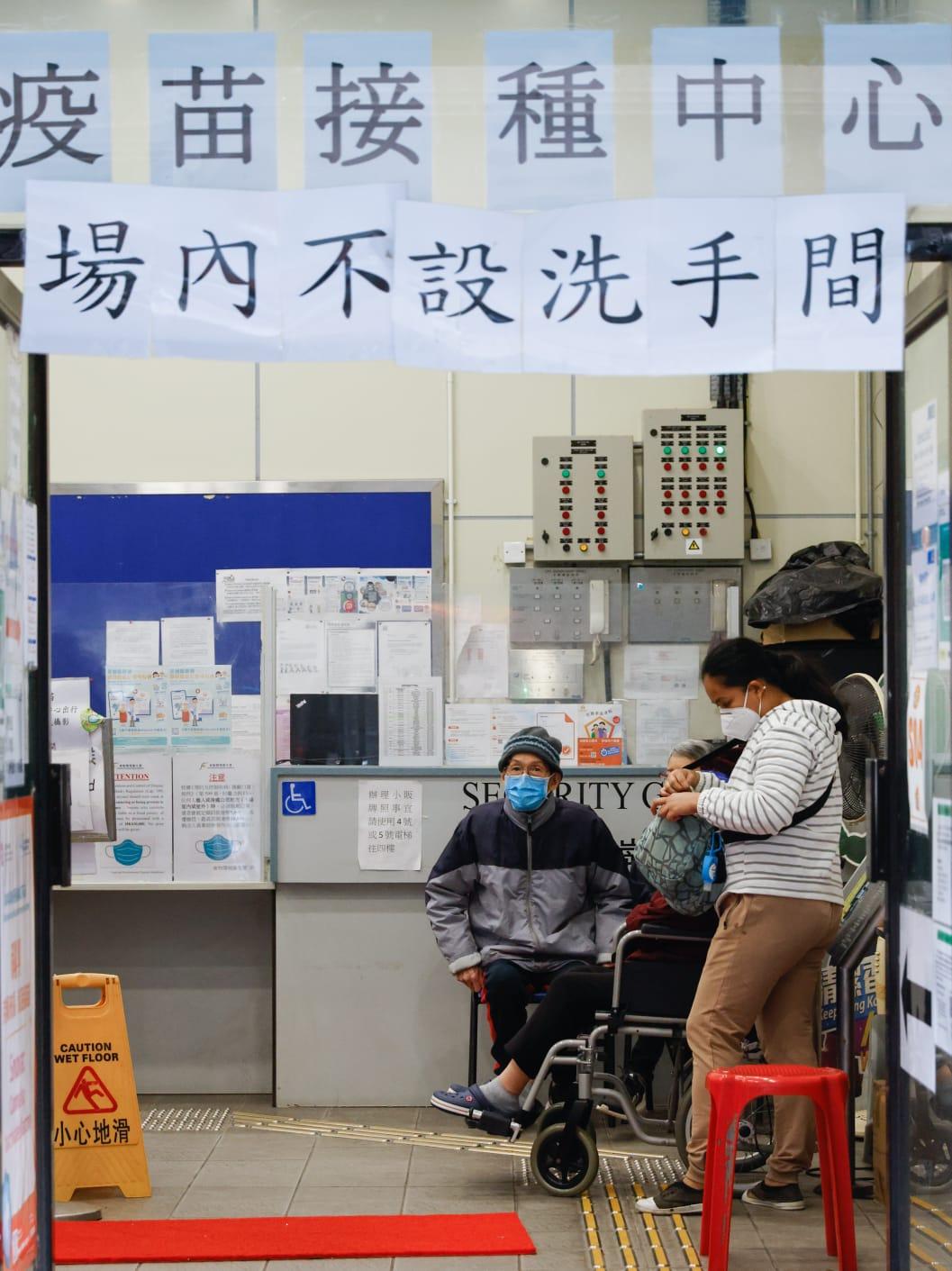 市民到社區疫苗接種中心打針。(蘇文傑攝)