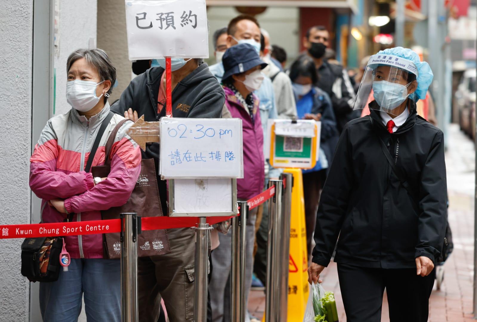 市民到社區疫苗接種中心打針。(蘇文傑攝)