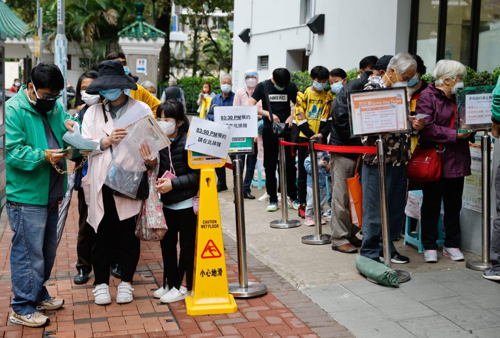 市民到社區疫苗接種中心打針。(蘇文傑攝)