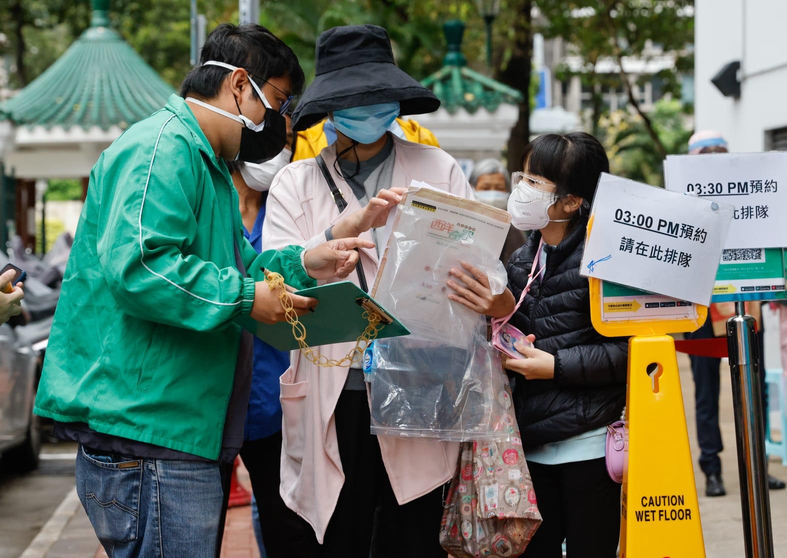 市民到社區疫苗接種中心打針。(蘇文傑攝)