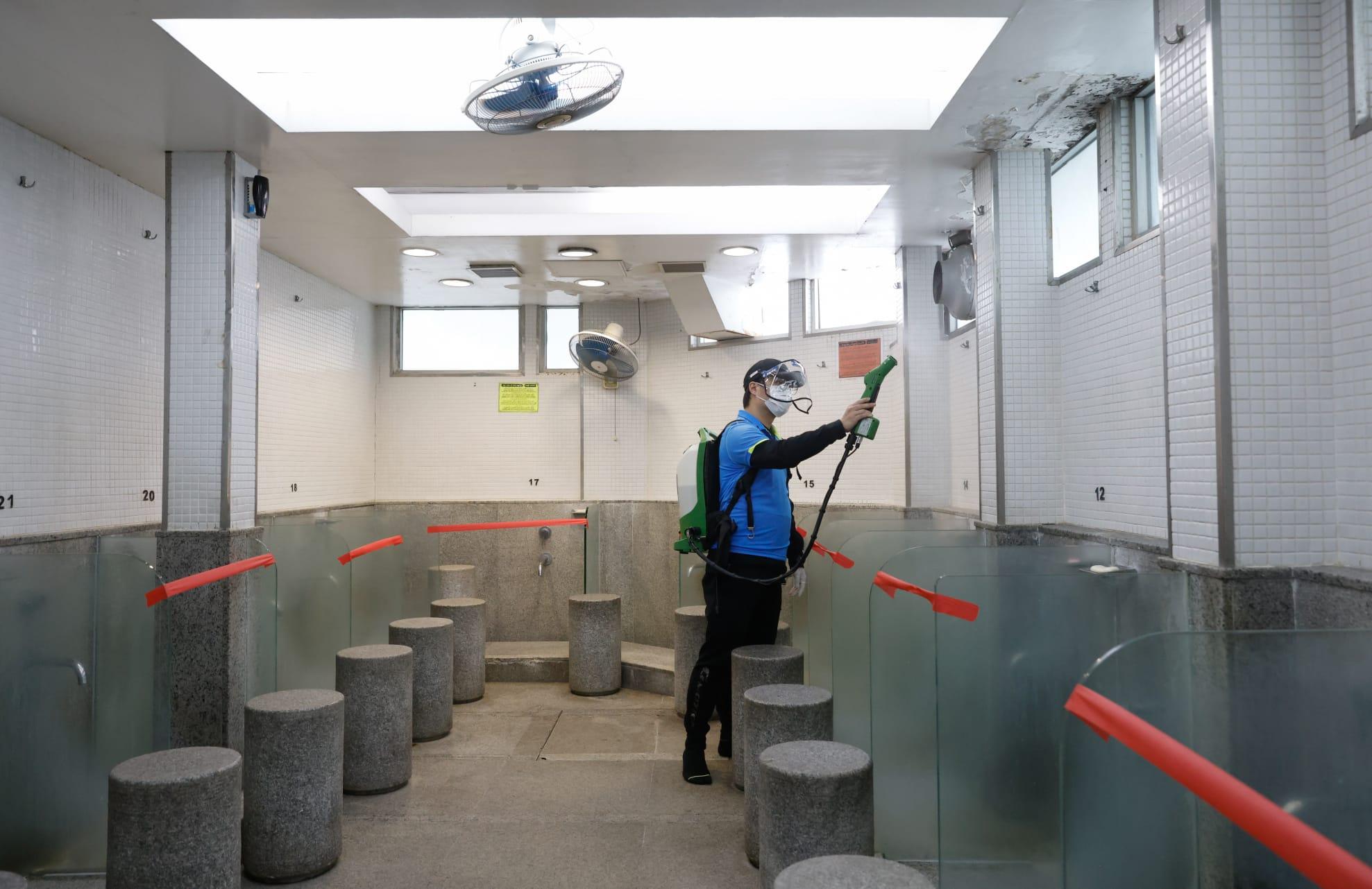 九龍清真寺今日為重開做足防疫準備。(蘇文傑攝)