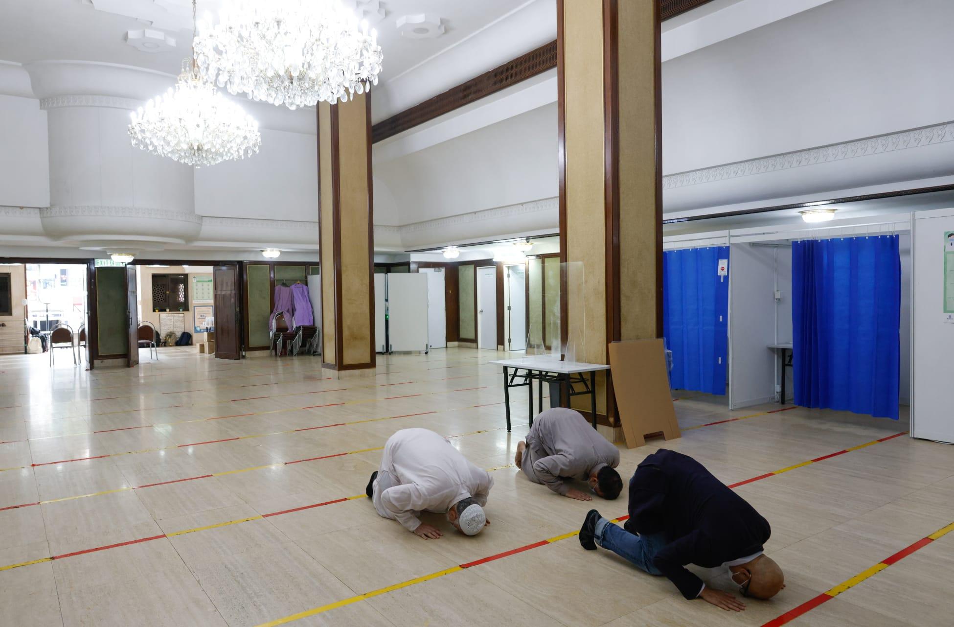 九龍清真寺今日為重開做足防疫準備。(蘇文傑攝)