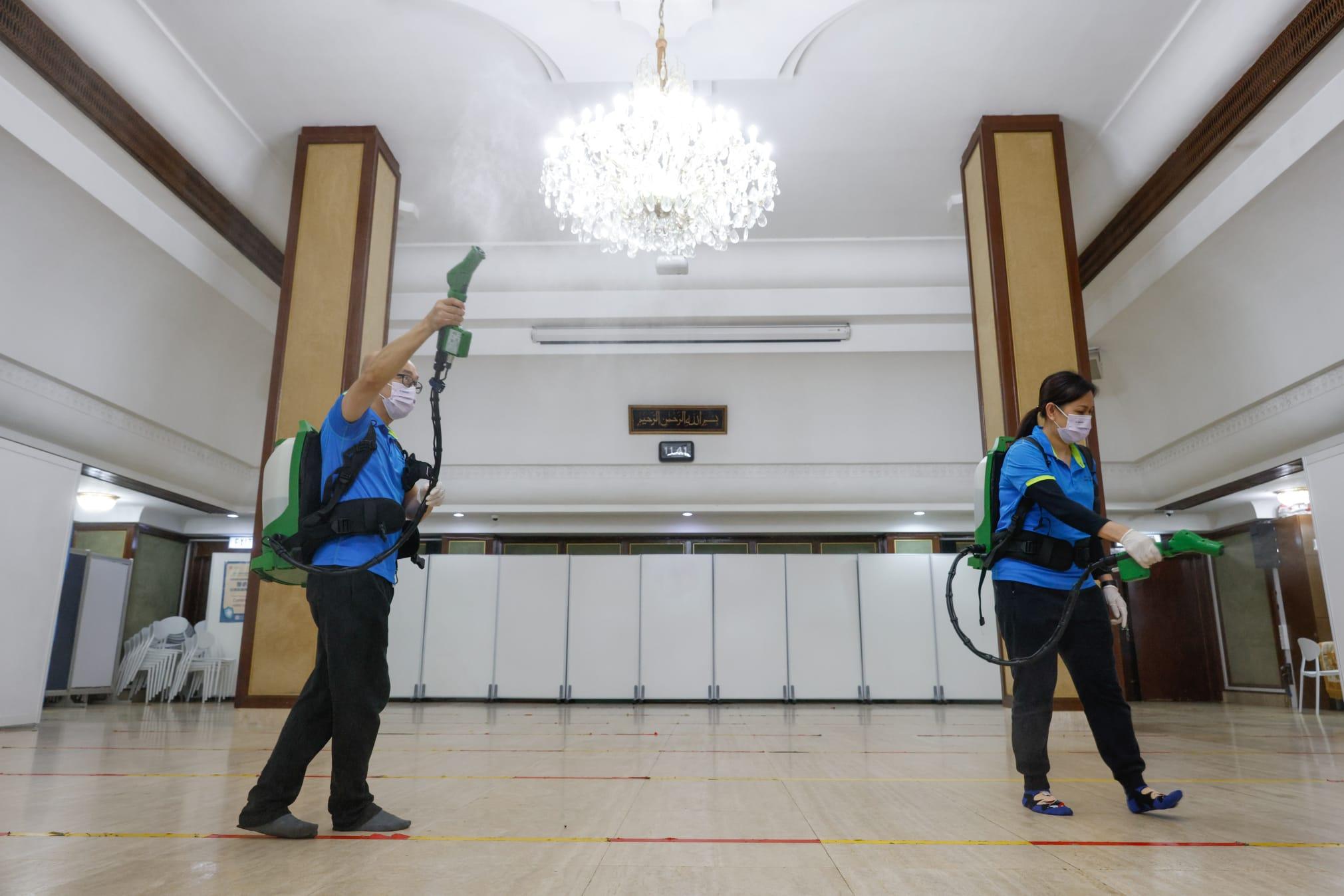 九龍清真寺今日為重開做足防疫準備。(蘇文傑攝)