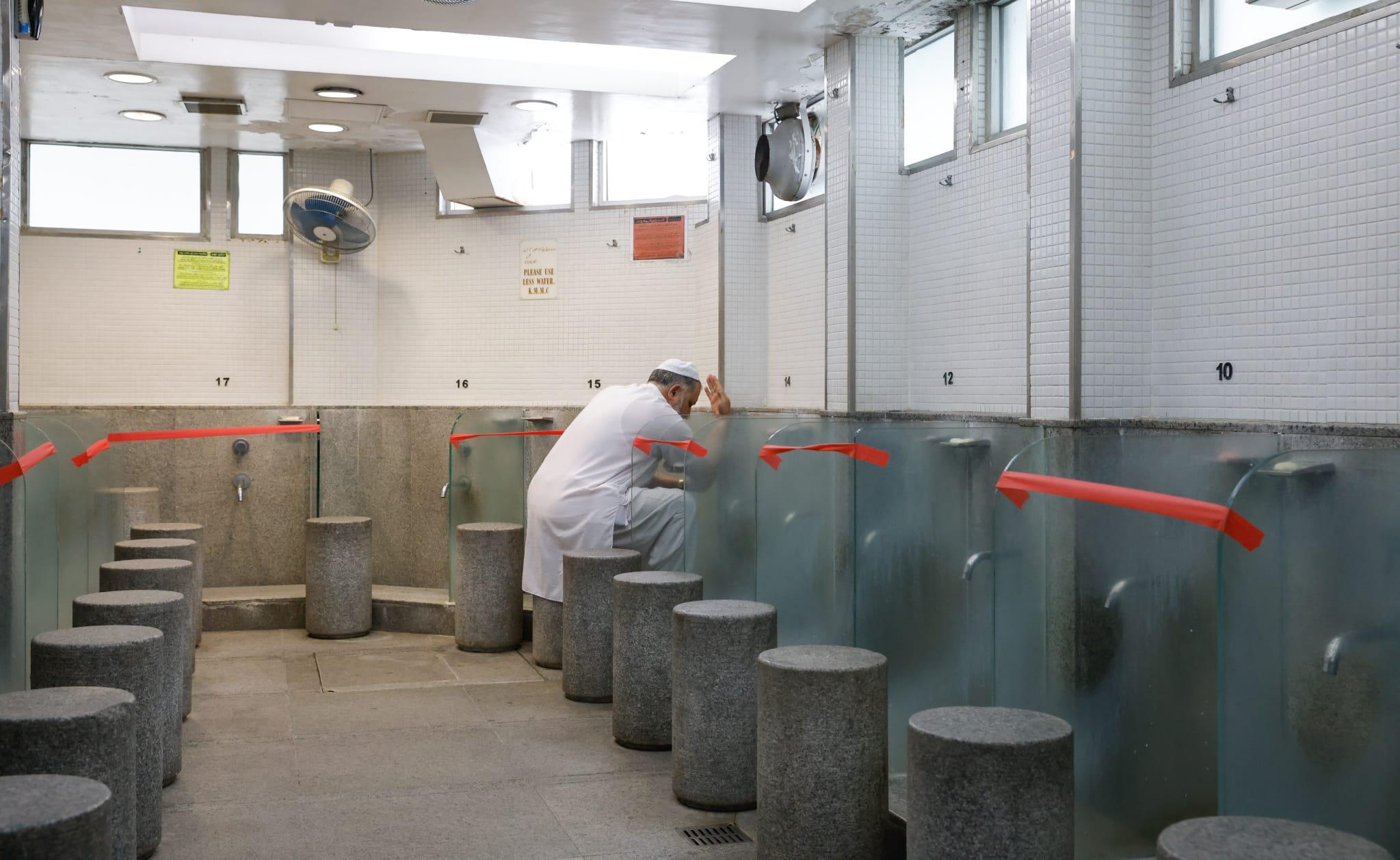 九龍清真寺今日為重開做足防疫準備。(蘇文傑攝)