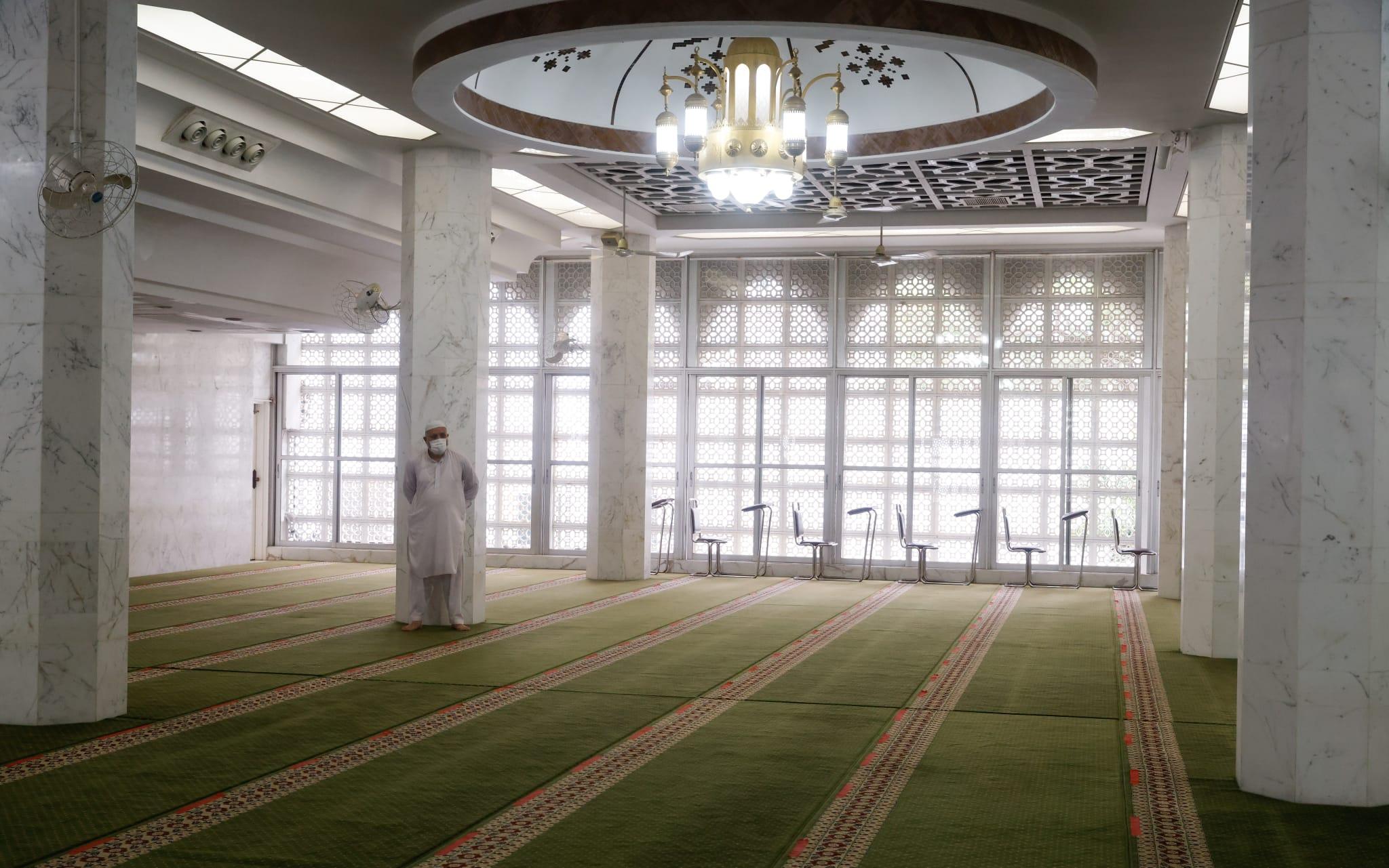 九龍清真寺今日為重開做足防疫準備。(蘇文傑攝)