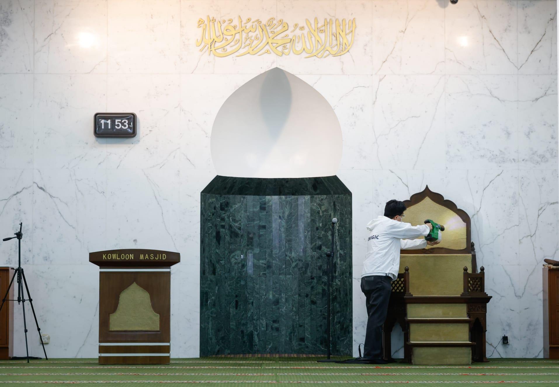 九龍清真寺今日為重開做足防疫準備。(蘇文傑攝)