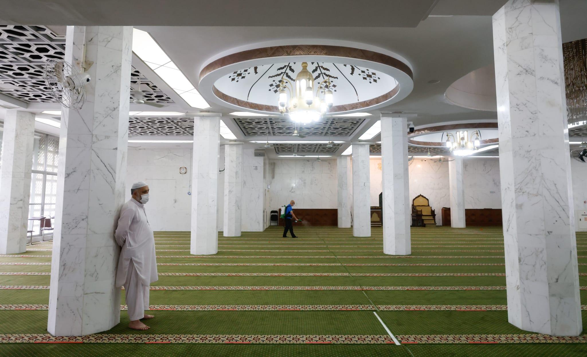 九龍清真寺今日為重開做足防疫準備。(蘇文傑攝)