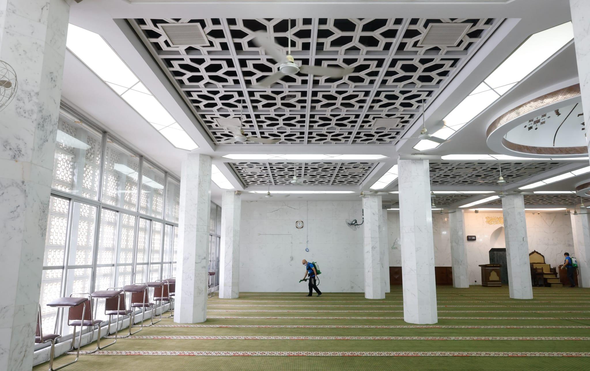 九龍清真寺今日為重開做足防疫準備。(蘇文傑攝)