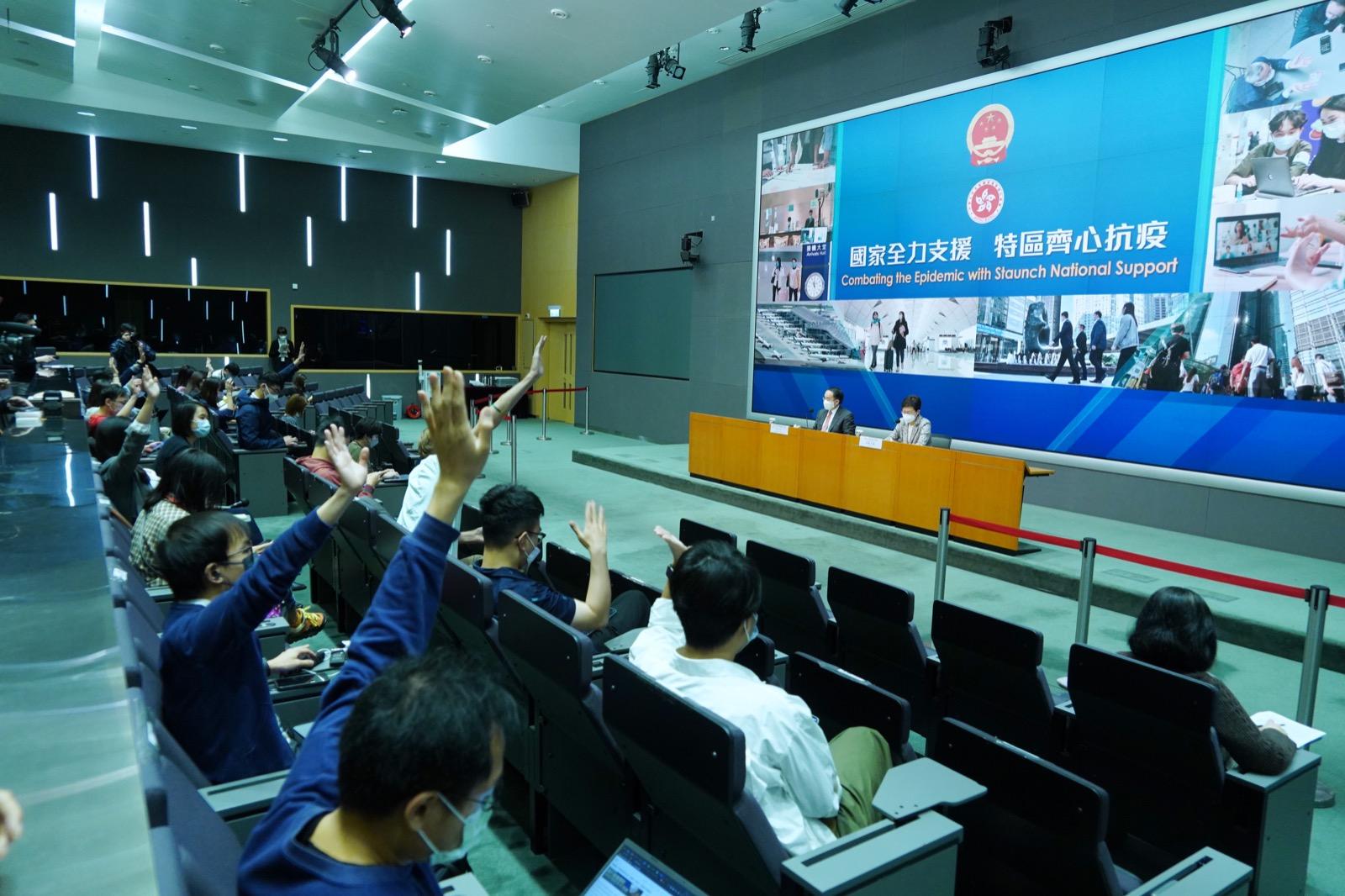 特首林鄭月娥(右)。