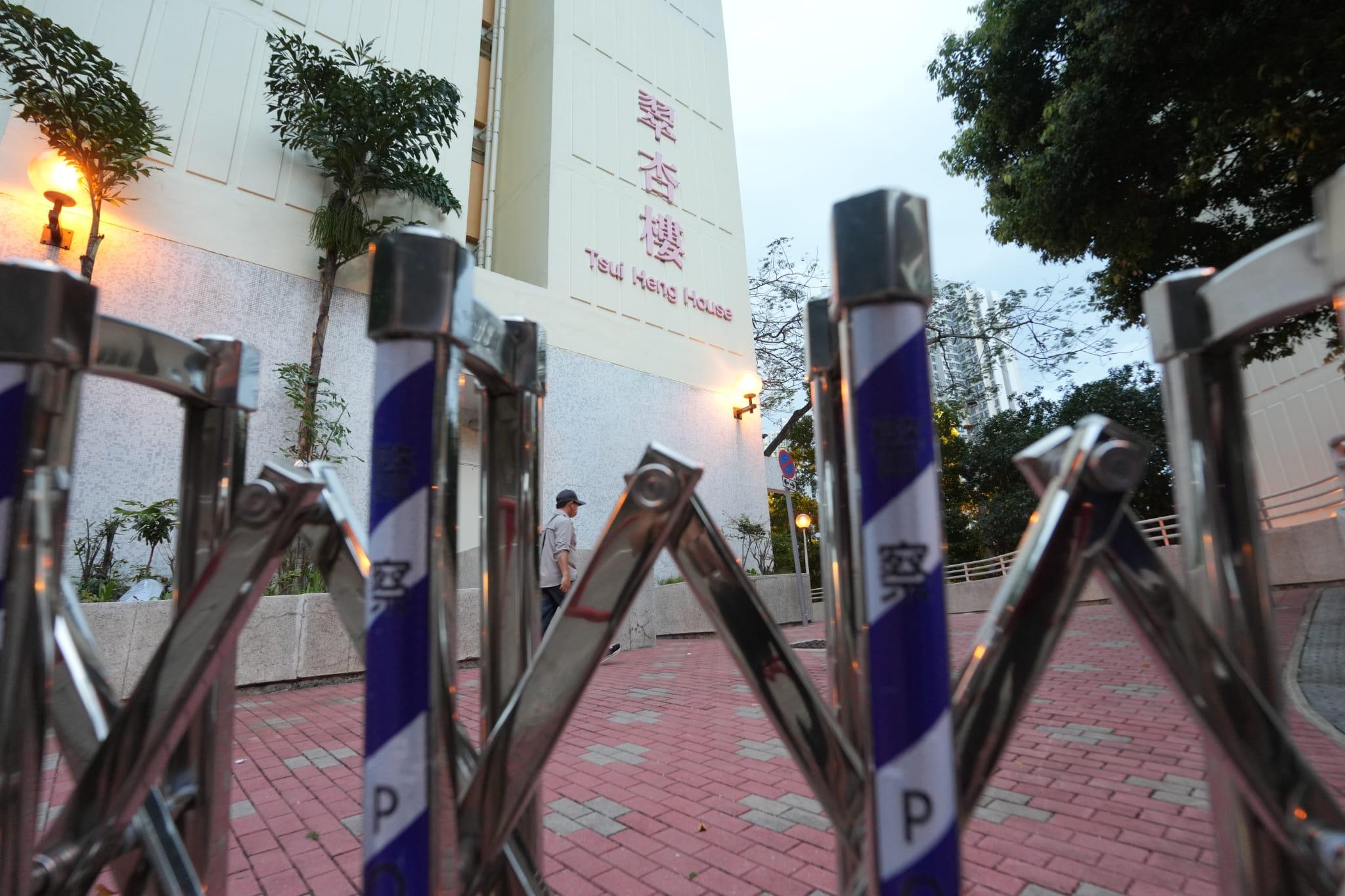觀塘翠屏(南)邨翠杏樓圍封檢測。(陳奕釗攝)