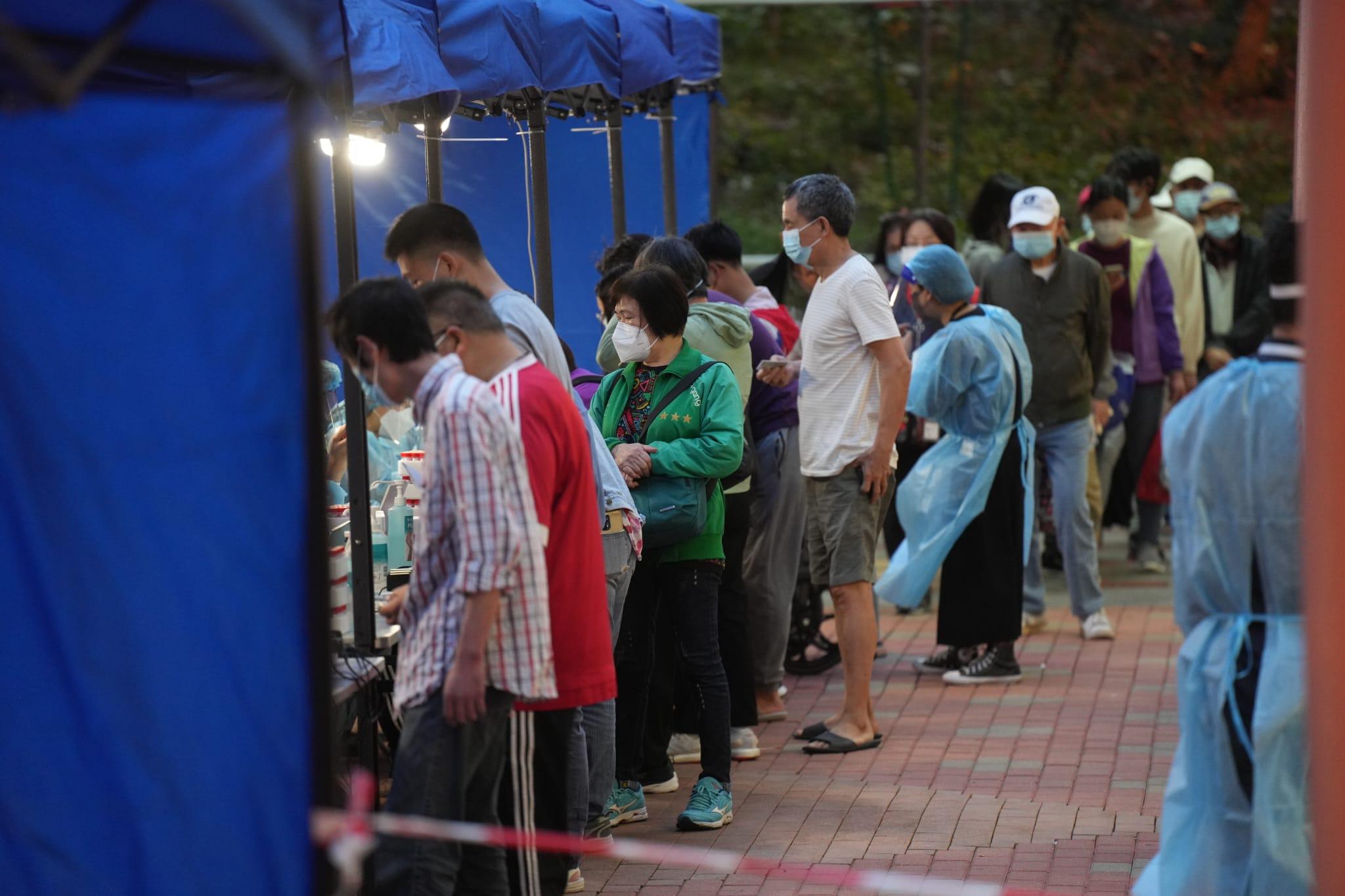 觀塘翠屏(南)邨翠杏樓圍封檢測。(陳奕釗攝)
