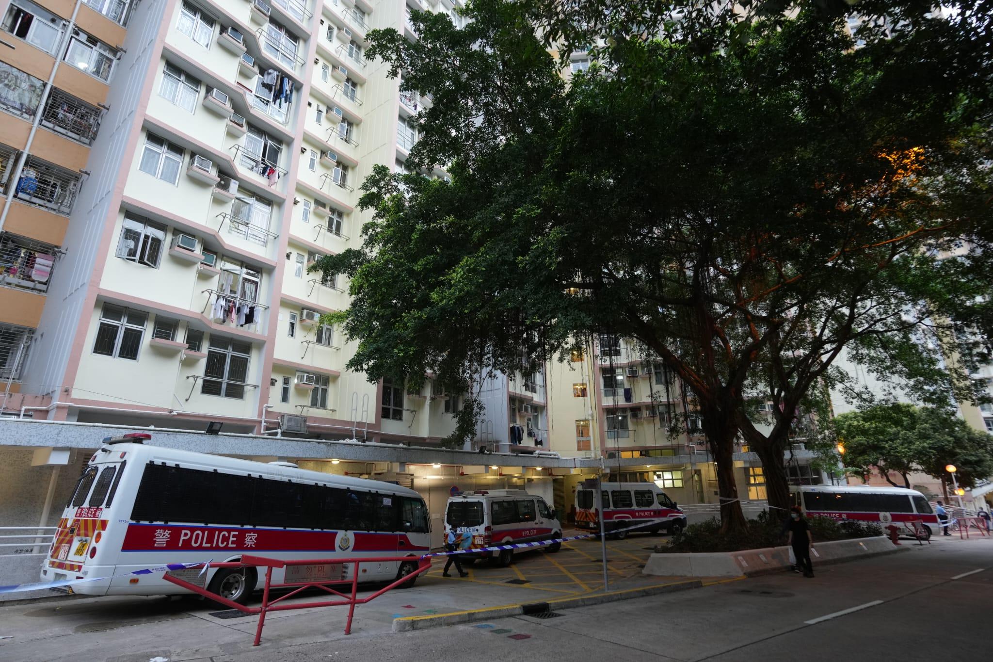 觀塘翠屏(南)邨翠杏樓圍封檢測。(陳奕釗攝)