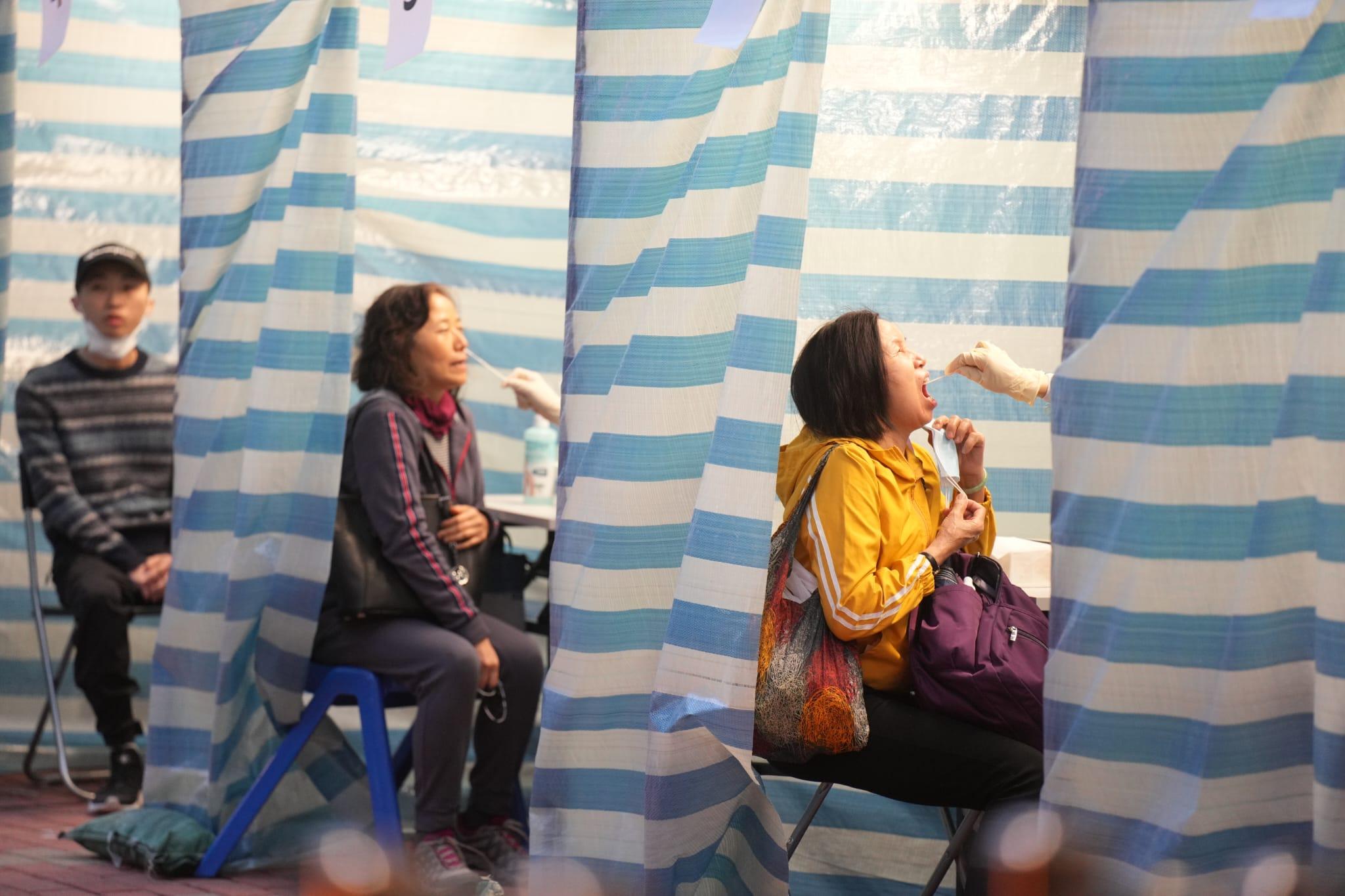 觀塘翠屏(南)邨翠杏樓圍封檢測。(陳奕釗攝)