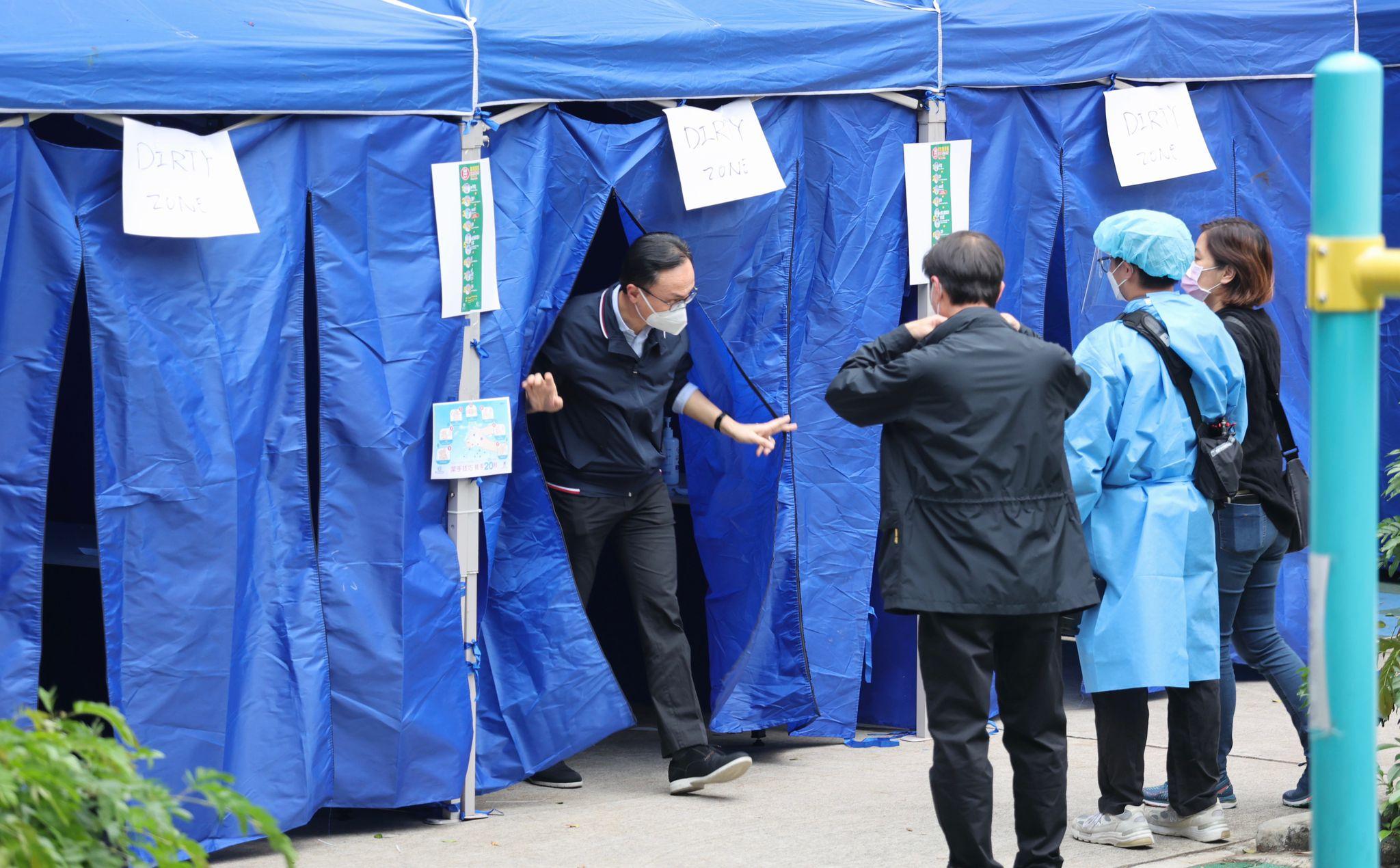 公務員事務局長聶德權今午現身大圍新翠邨新傑樓受限區域。