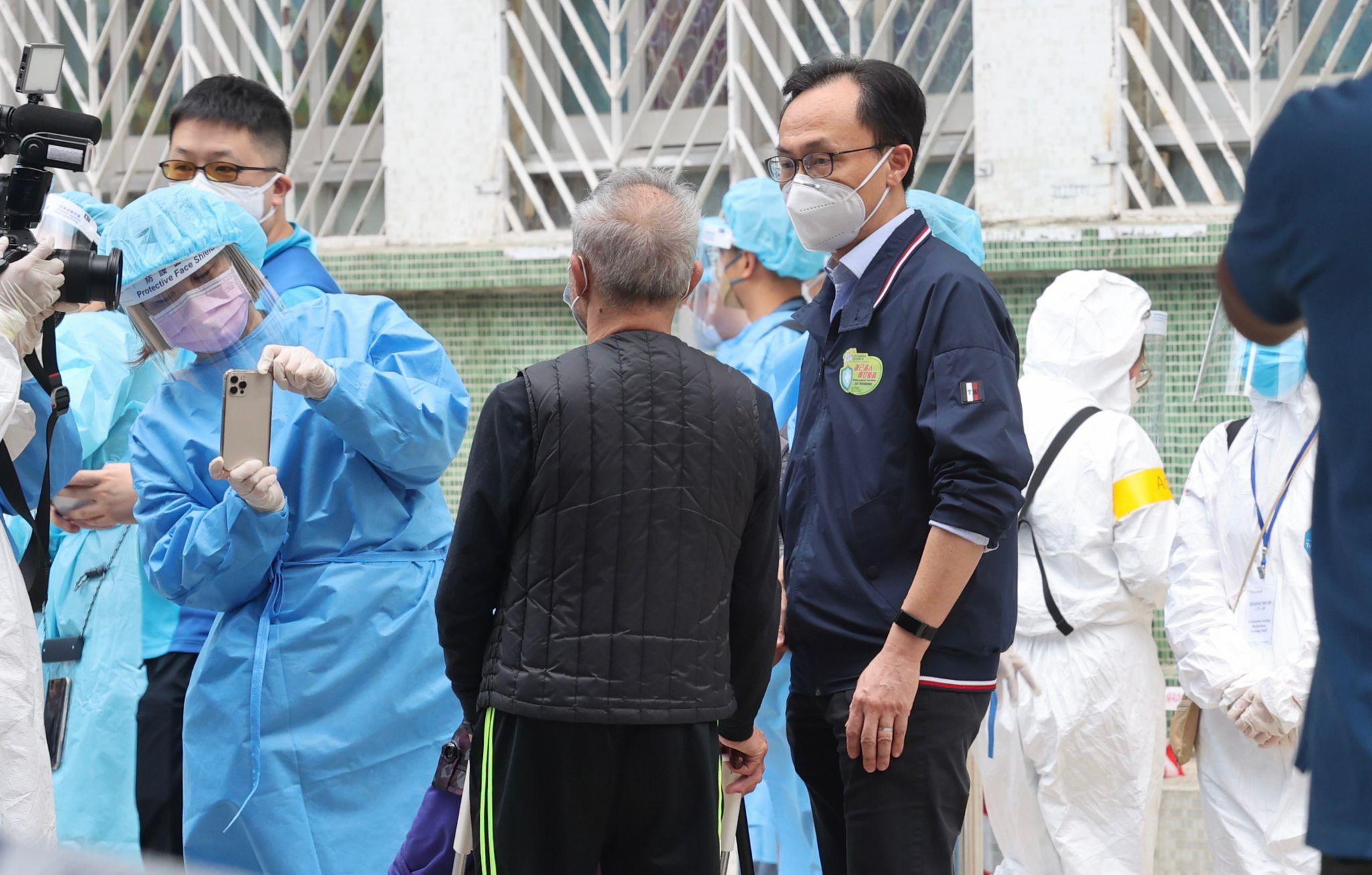 公務員事務局長聶德權今午現身大圍新翠邨新傑樓受限區域。