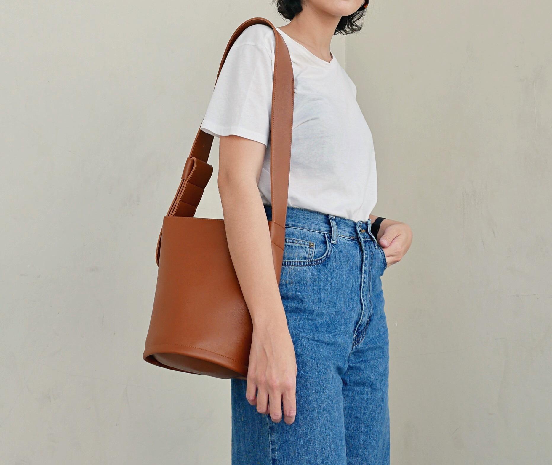 Donkie 韓國製半月型包包款式 原價$899,55折後$494.5