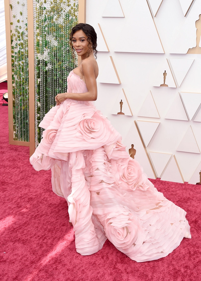 Zuri Hall的粉紅禮服大方高貴。