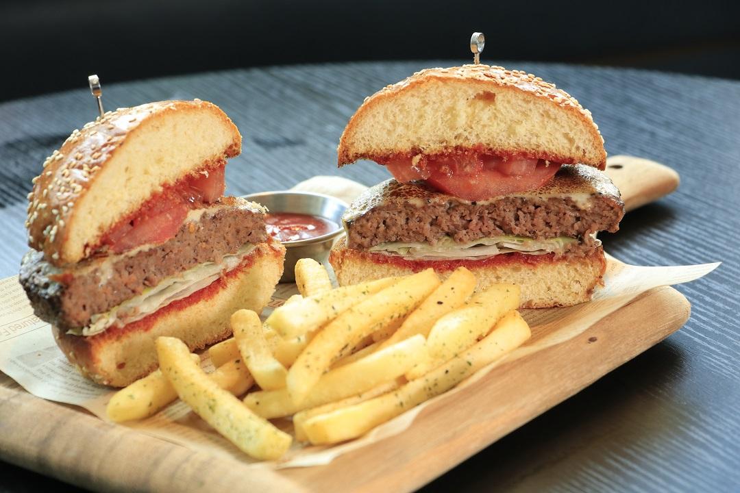 美式漢堡拼薯條($98)同樣是招牌貨,用美國安格斯牛肉製作。