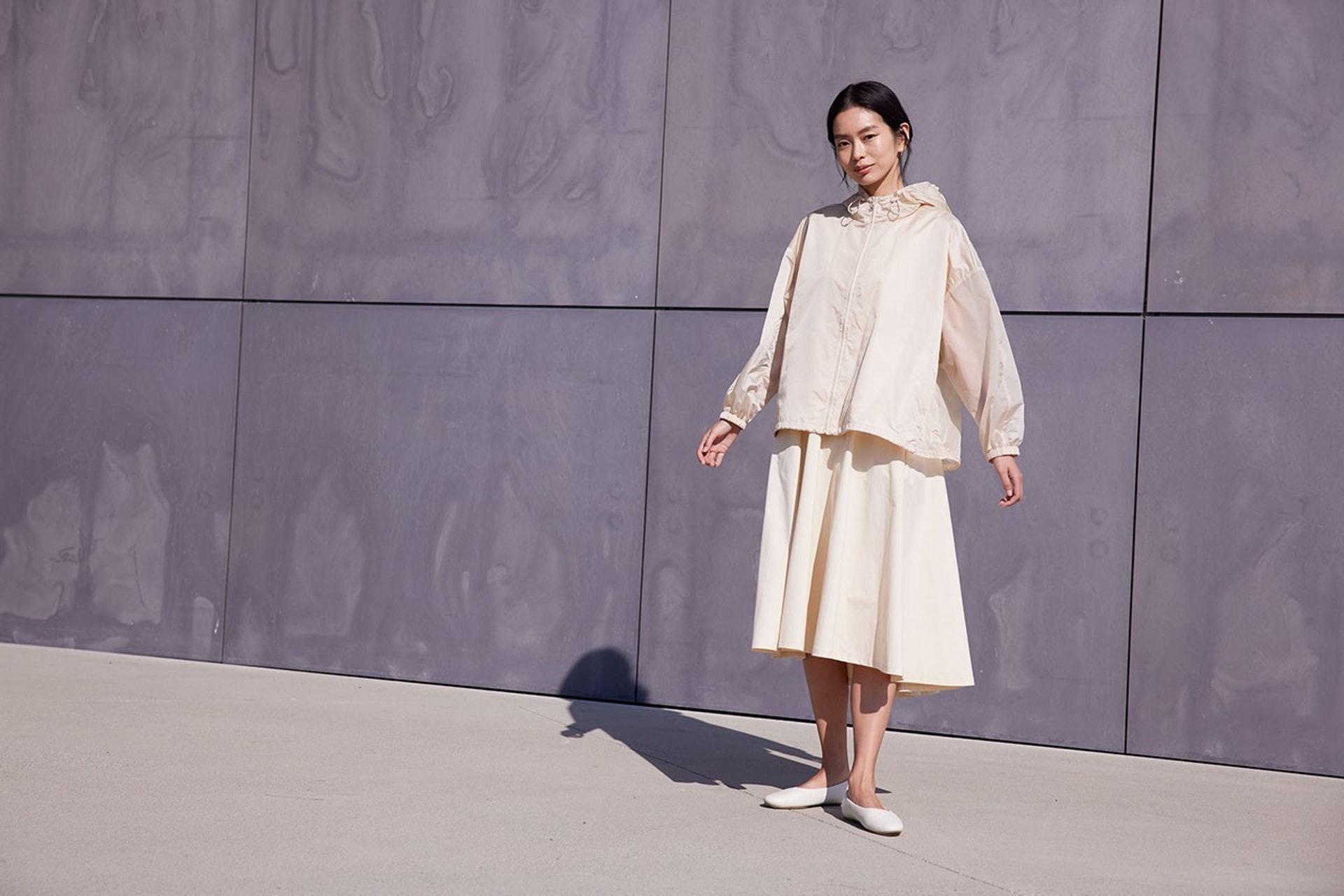 寬鬆版形設計的尼龍連帽外套,只需要簡單披上便能提升時尚感。