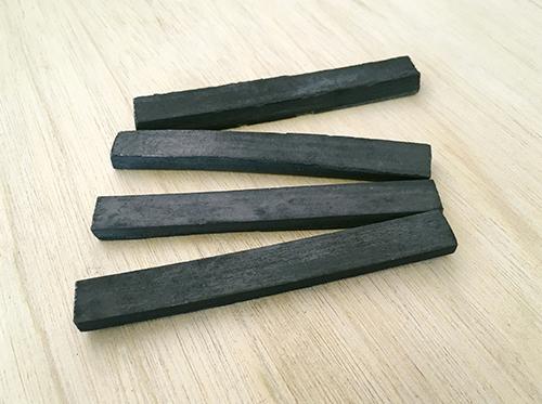 竹炭被喻為天然的「吸濕大笨象」