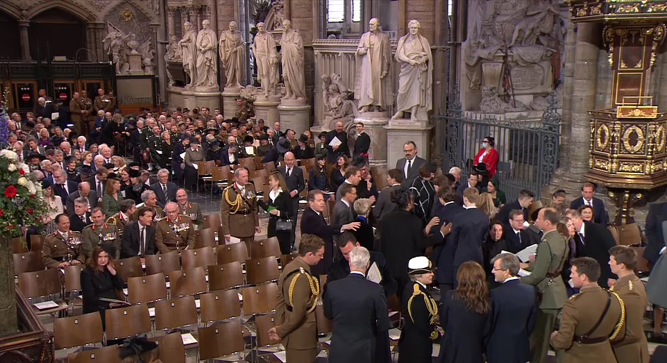 賓客陸續就坐。(互聯網)