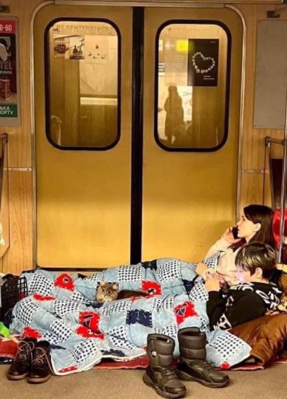 戰事發動最初,烏克蘭人以地鐵站為避難所。(Twitter)
