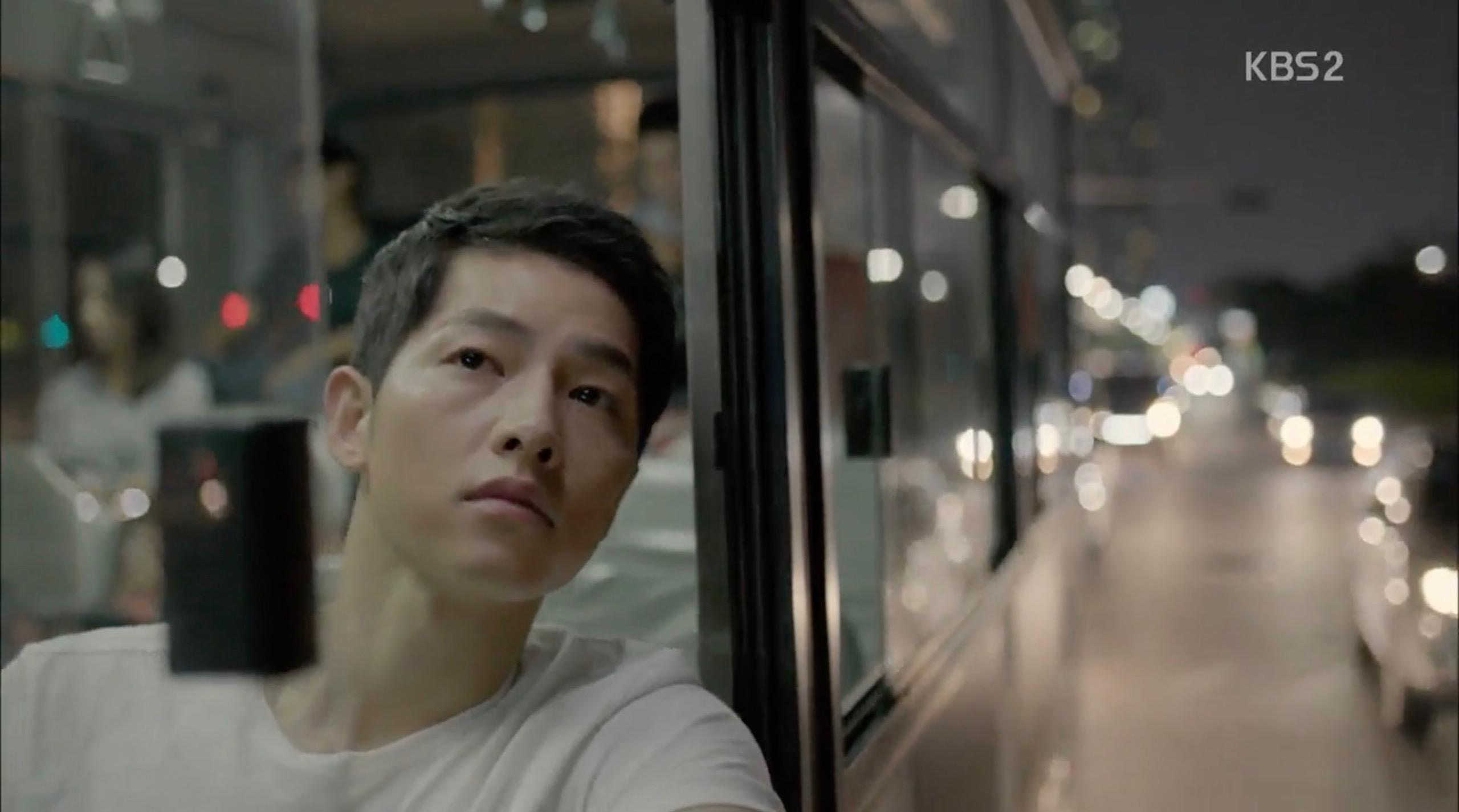 交通工具:K.Kwong直指9成人沒有保護好眼睛,因此在公共交通工具這些封閉環境,飛沫非常容易進入眼睛。雖然眼鏡可以防飛沬但不能防氣溶膠,因此在交通工具聽到有人大聲說話或咳嗽,他會立即調位。