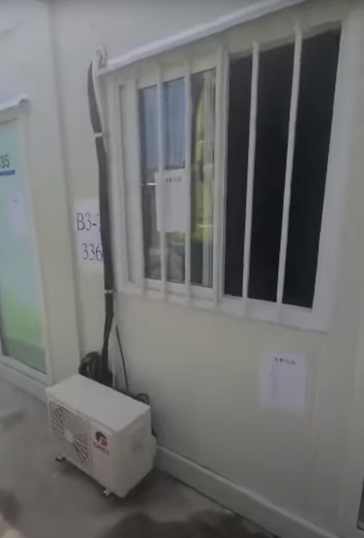 青衣方艙醫院內籠曝光,備有床位、窗台及冷氣等設施。(網上截圖)