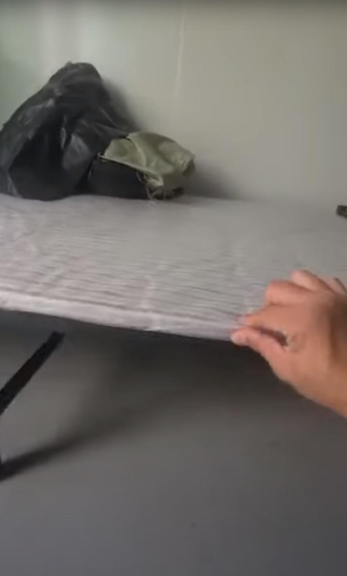 單位內備有一張木板床。(網上截圖)