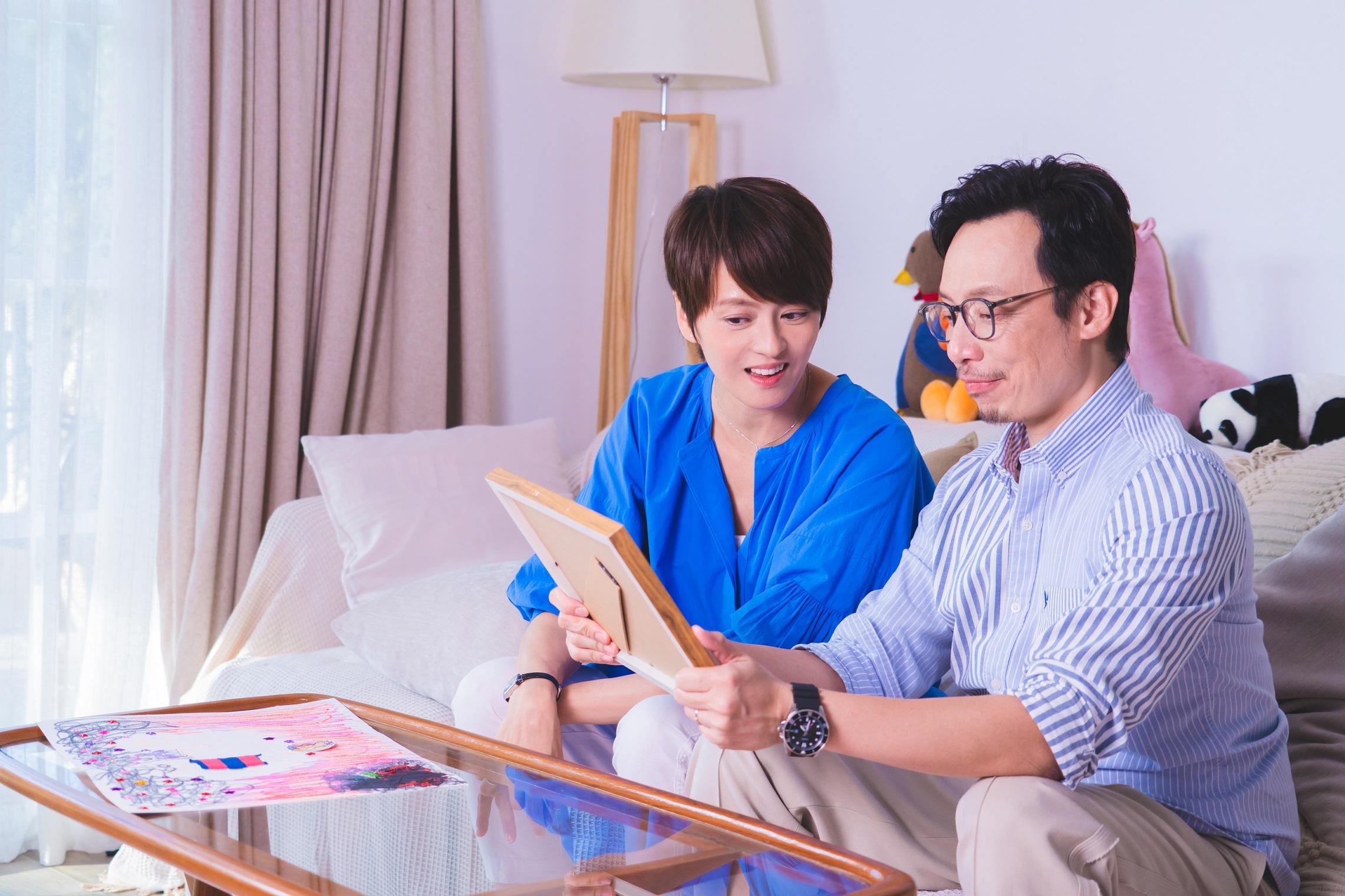 梁詠琪相隔15年後再次拍劇,在今晚開播的《反起跑線聯盟》強尼合演夫妻,配撘新鮮。