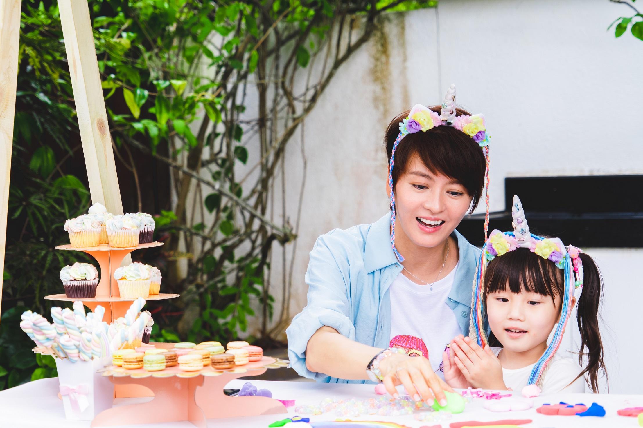 梁詠琪讚劇中的女兒聰明又有天份。