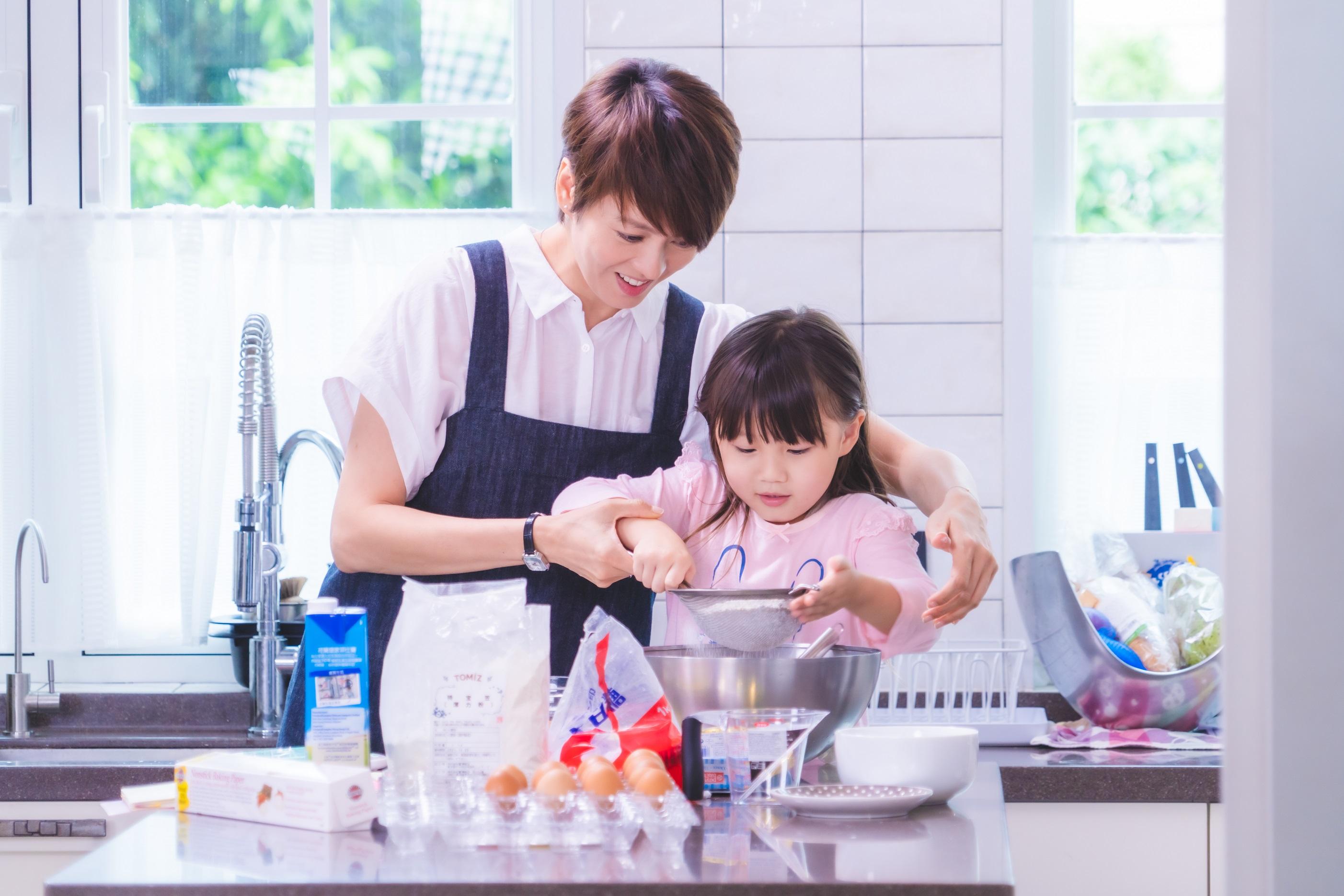 梁詠琪大讚劇中女兒演技逼真。