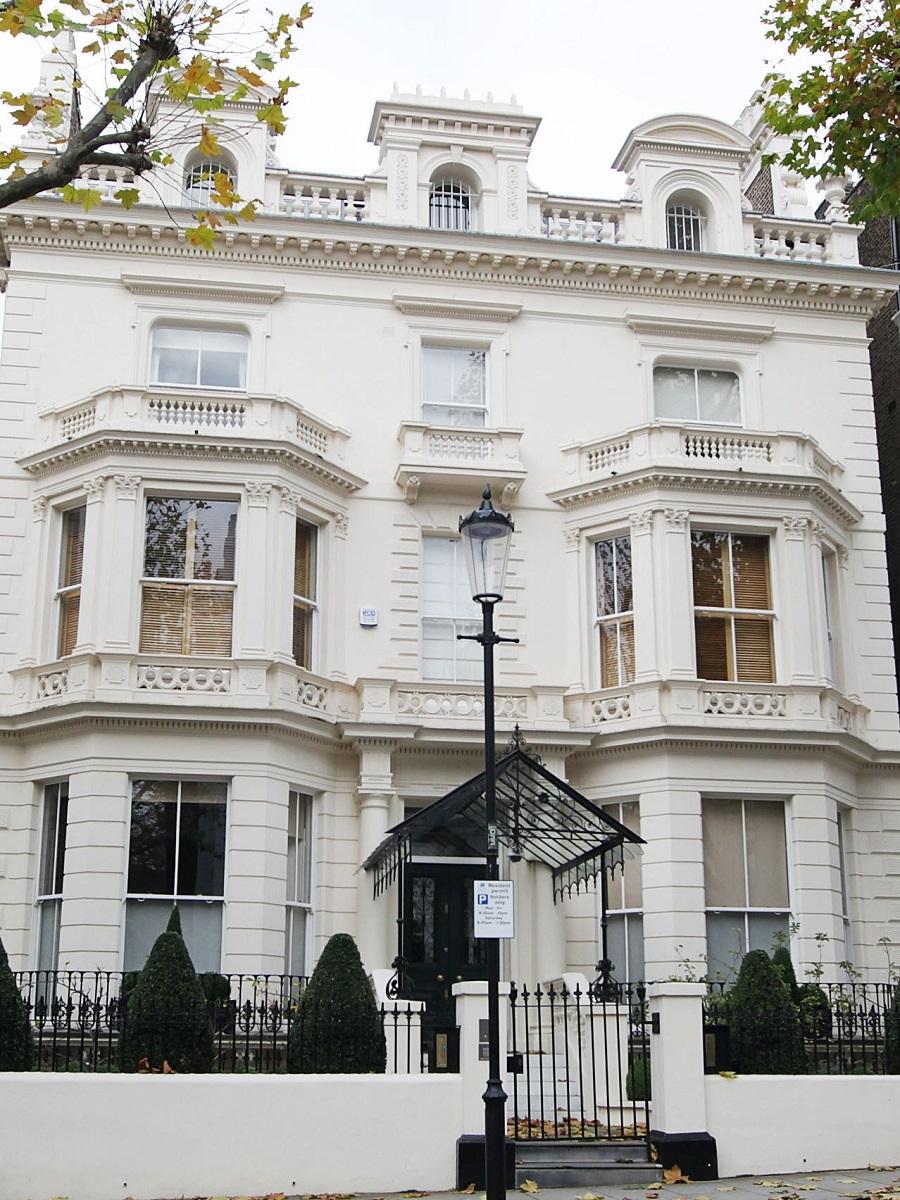 碧咸位於Holland Park的4層高獨立屋,價值逾3億港元。