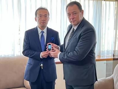 烏克蘭駐日大使接收企業捐贈的翻譯機。(POCKETALK官網圖片)