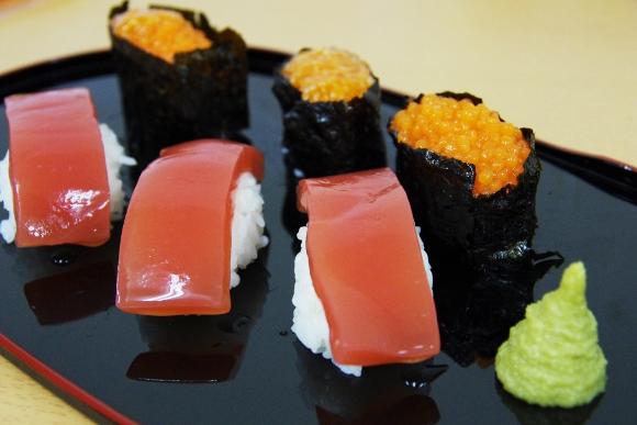 素食店也經常用蒟蒻入饌,製作成美味又特別的素菜,例如素三文魚壽司。(網絡圖片)