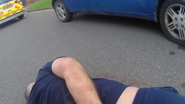 阿斯蘭最終被到場警員制服。(互聯網)