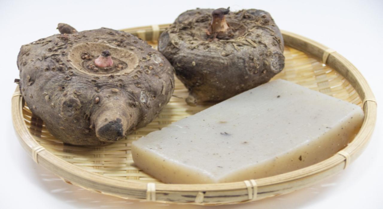 蒟蒻是植物,但由於本身具有大量的草酸,帶有毒性,因此不可以直接生吃。(網絡圖片)