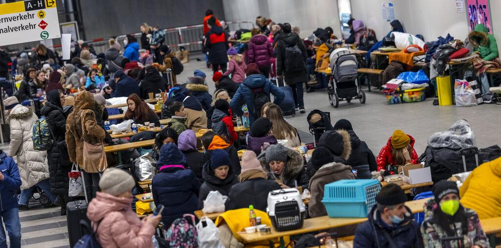 大批烏克蘭難民周日抵達德國柏林。(美聯社)