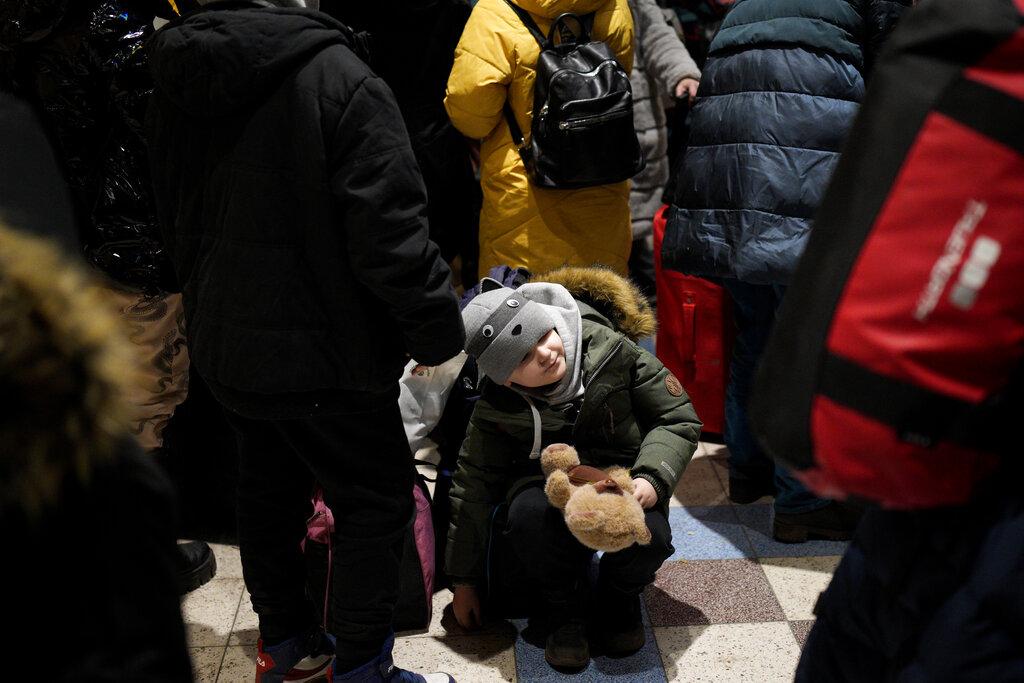 一名烏國兒童周六逃到波蘭,等候入住收容中心。(美聯社)