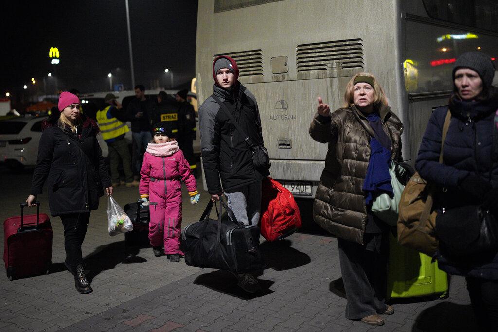 一批難民周六到達波蘭。(美聯社)