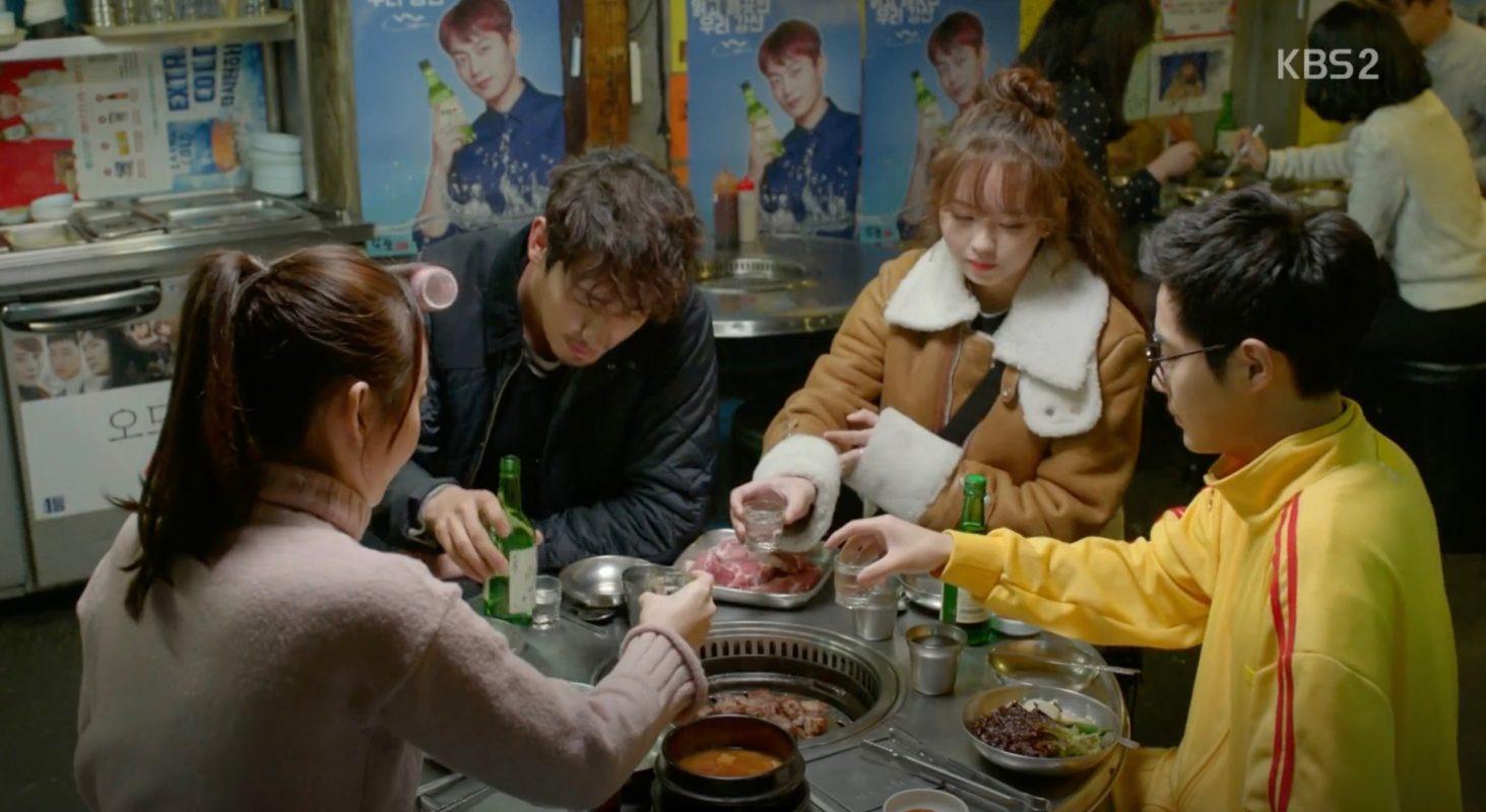 餐廳:另外K.Kwong亦指出,如果室內距離2米內有傳播者,一路食一路講、咳、打乞嗤,直言「你中梗飛沫」。而當室内少過1小時4-6次換氣,又有傳播者同人傾偈、咳、打乞嗤,中招的機會亦非常高。因此他表示自己會選擇坐餐廳門口位,或到少人的餐廳進食。