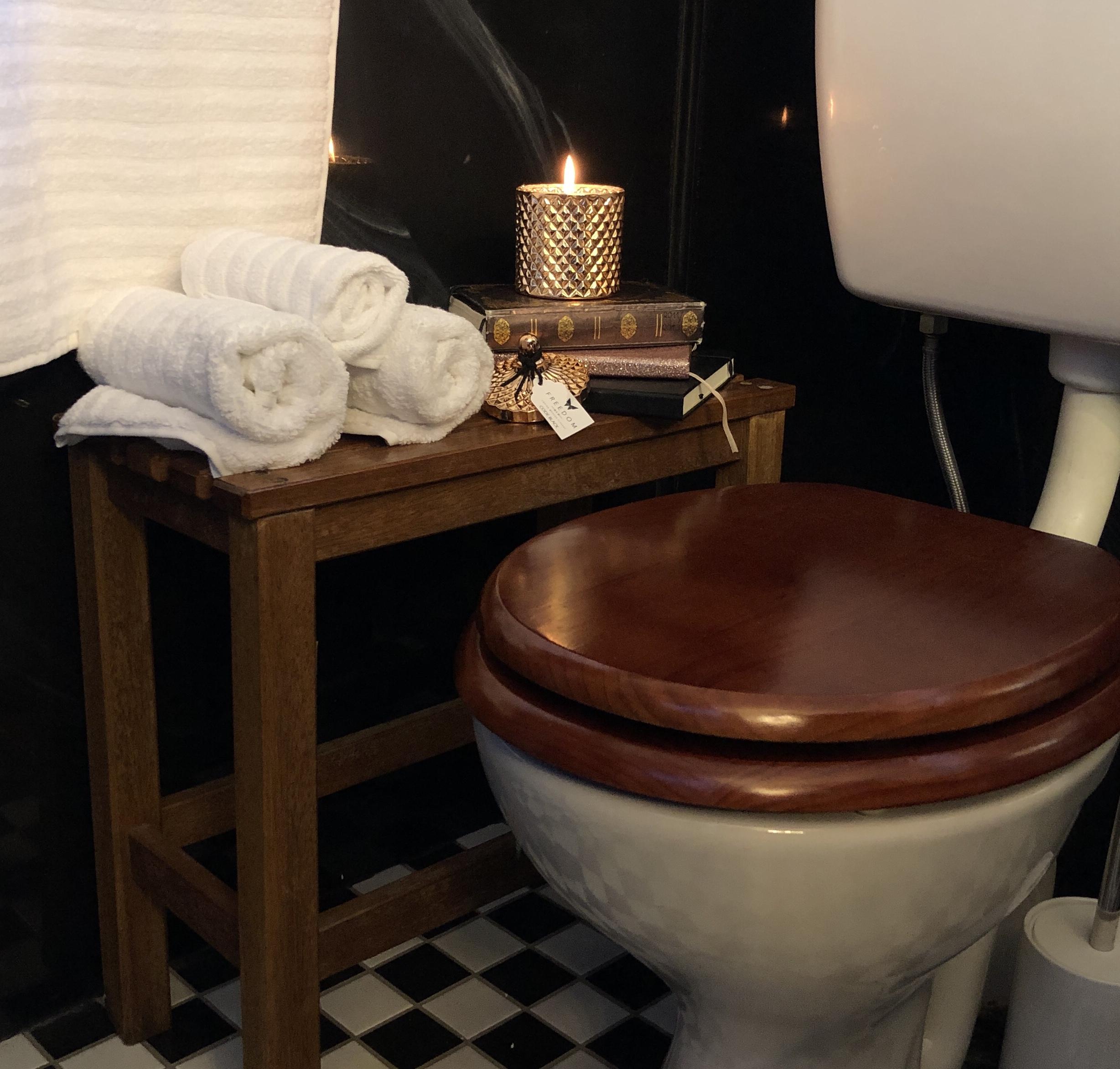 用蠟燭在浴室的縫隙處塗抹,可防止細縫吸收水氣。