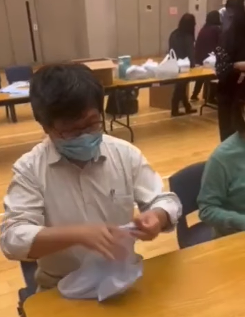 首名職員只負責打開膠袋。(公務員secrets Facebook 影片截圖)