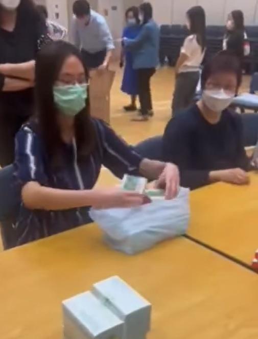 第三人放入兩盒連花清瘟膠囊。(公務員secrets Facebook 影片截圖)