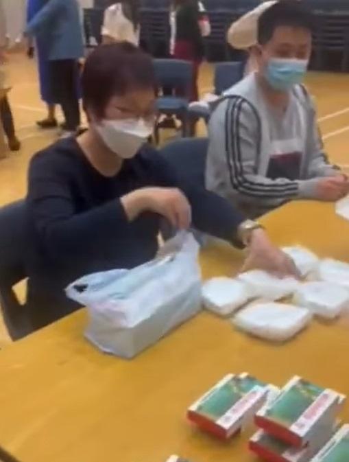 第四人放入兩包物資。(公務員secrets Facebook 影片截圖)