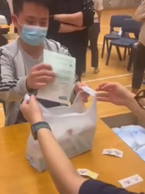 第五人負責放入單張及綁好膠袋。(公務員secrets Facebook 影片截圖)