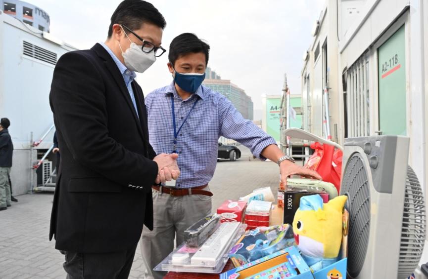 保安局局長鄧炳強今日(三月六日)視察中央援建位於青衣的社區隔離設施。圖示鄧炳強(左)聽取保安局首席助理秘書長(特別職務)謝振中(右)講解設施運作及物資準備情況。